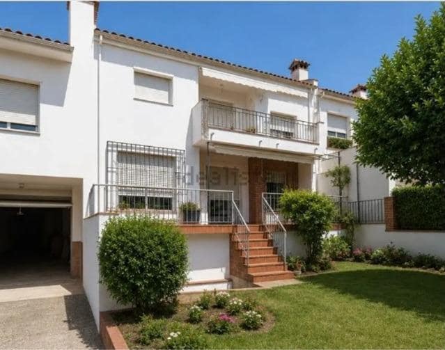 4 slaapkamer Villa te koop in Cubelles met garage - € 349.000 (Ref: 10076604)