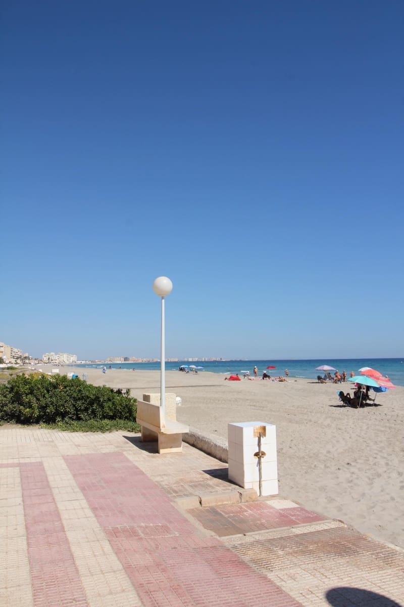 Appartement de 2 chambres à louer à La Manga del Mar Menor avec piscine garage - 800 € (Ref: 10109647)