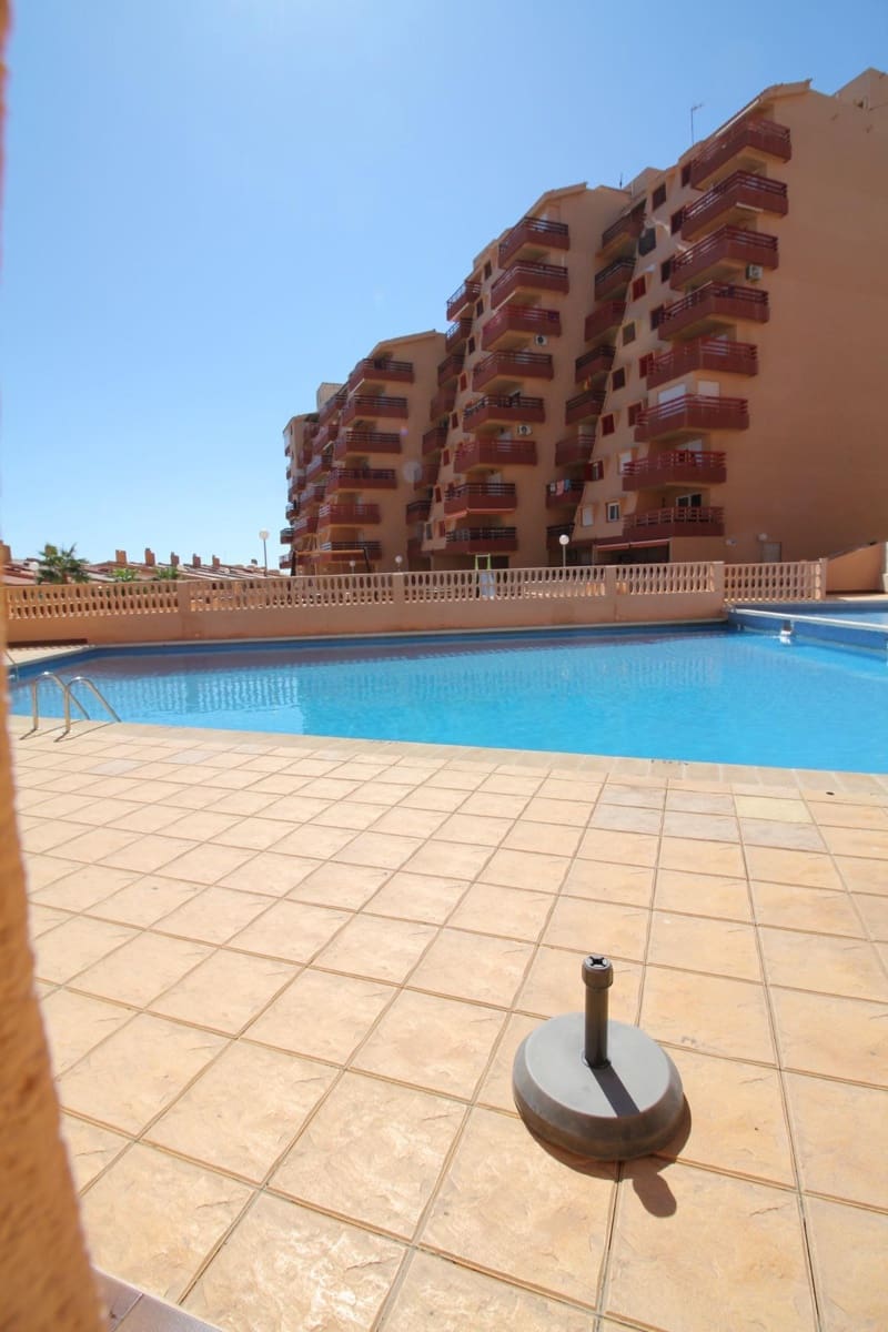 Appartement de 2 chambres à louer à La Manga del Mar Menor avec piscine garage - 800 € (Ref: 10109647)