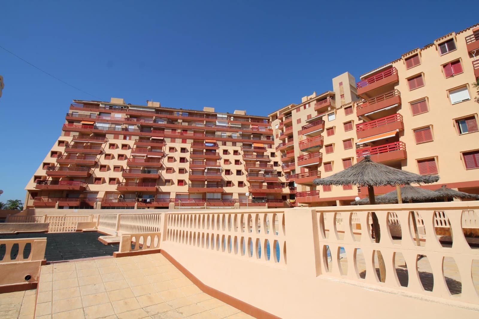 Appartement de 2 chambres à louer à La Manga del Mar Menor avec piscine garage - 800 € (Ref: 10109647)