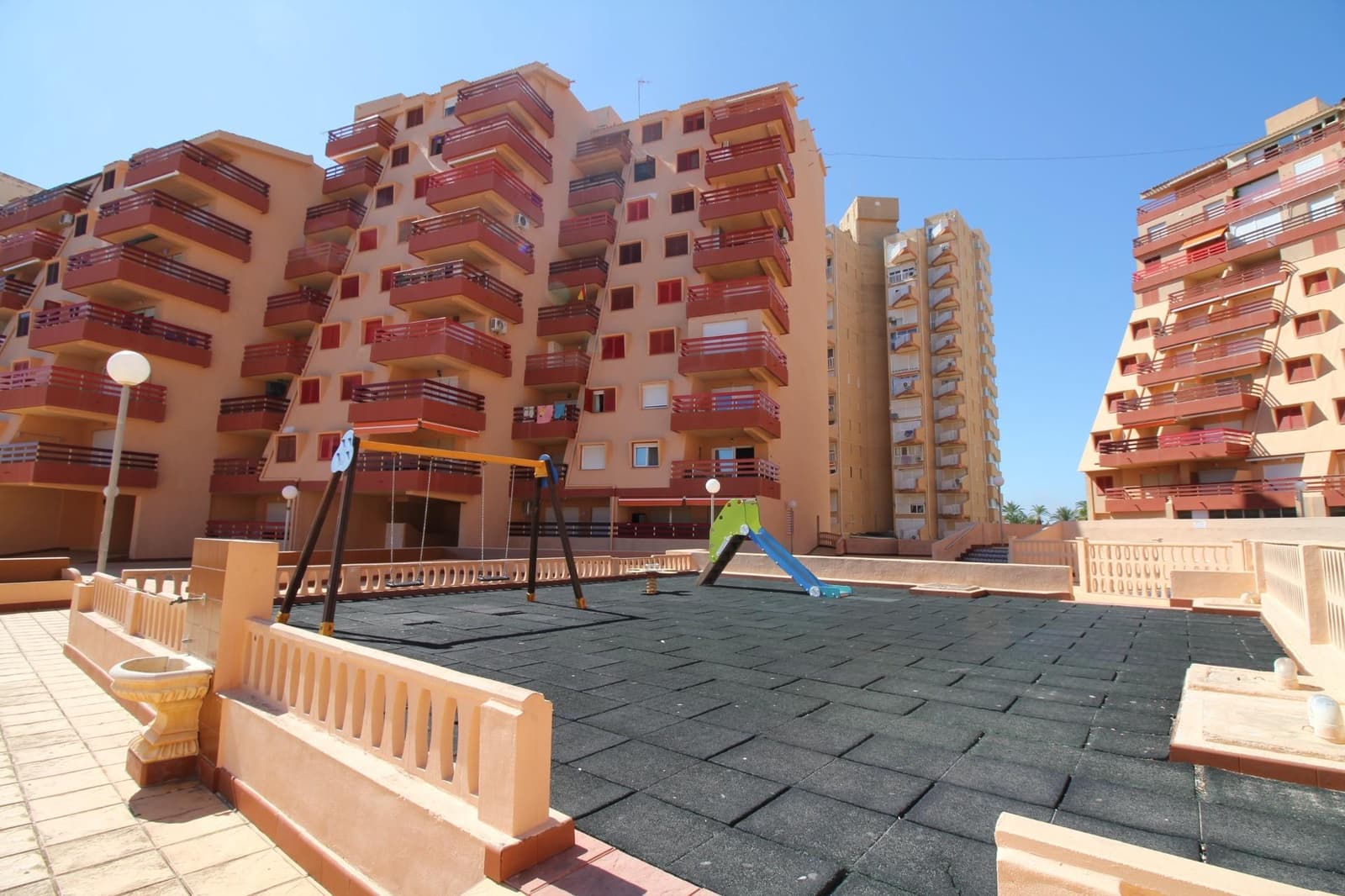 Appartement de 2 chambres à louer à La Manga del Mar Menor avec piscine garage - 800 € (Ref: 10109647)