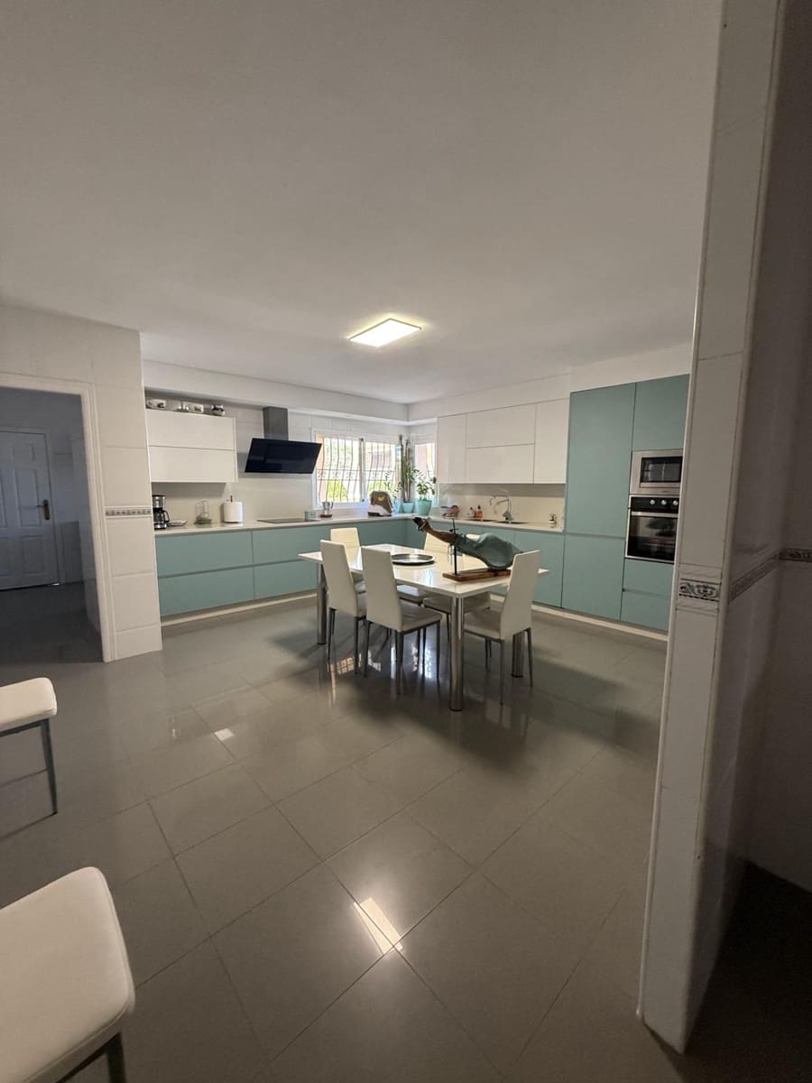 5 soveværelse Villa til salg i Retamar med swimmingpool - € 1.590.000 (Ref: 10159618)