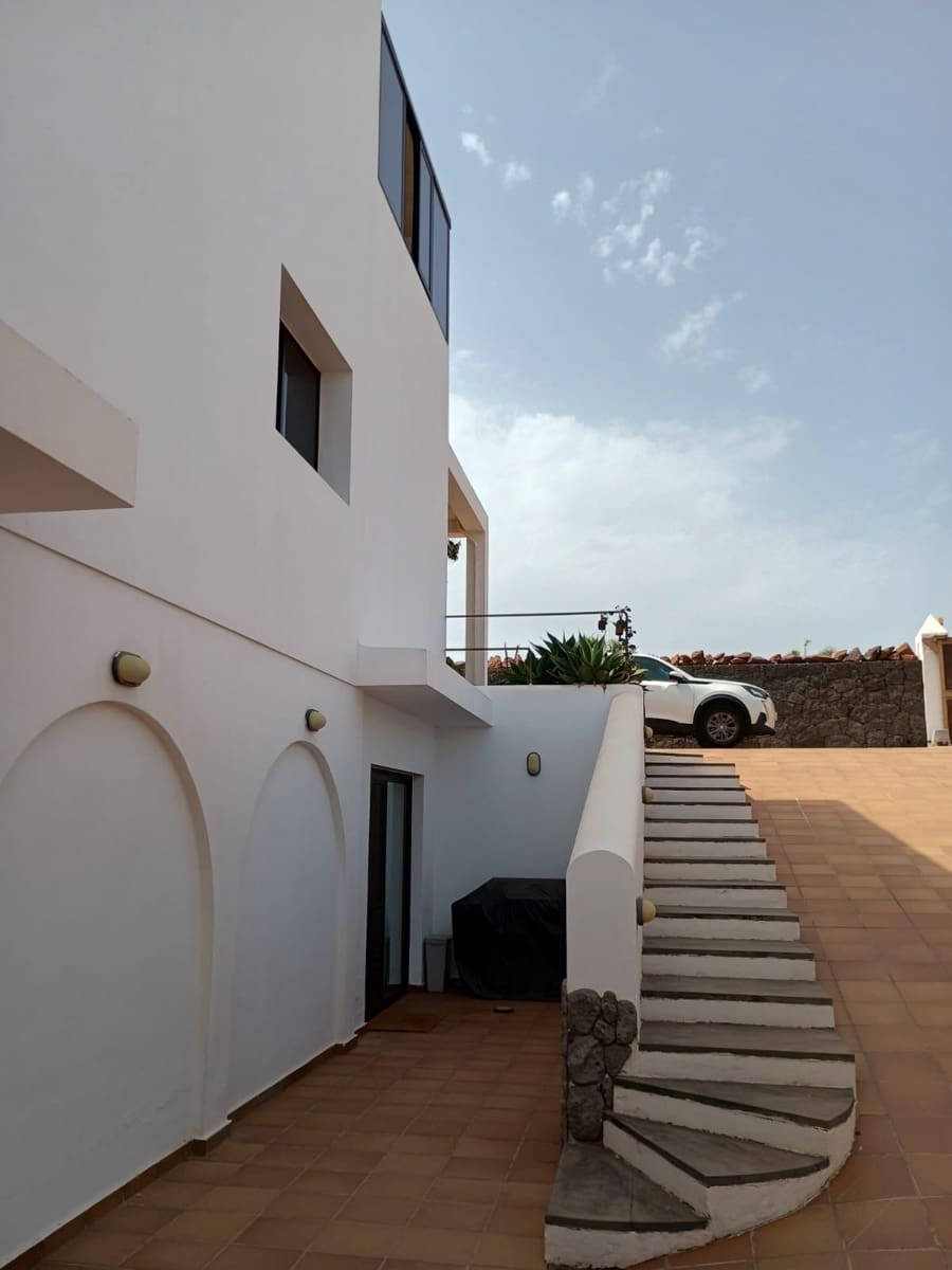 5 soverom Villa til salgs i Playa Blanca med svømmebasseng garasje - € 1 570 000 (Ref: 10166847)