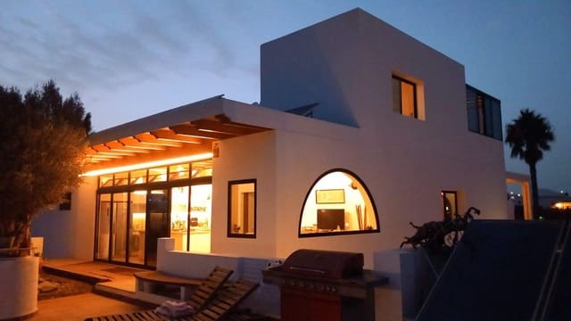 5 soverom Villa til salgs i Playa Blanca, Yaiza med svømmebasseng garasje - € 1 570 000 (Ref: 10166847)