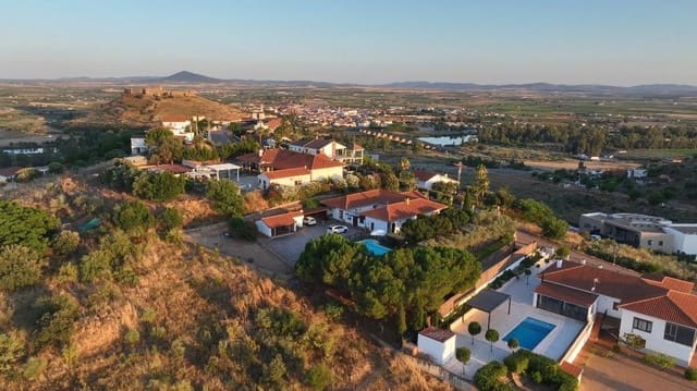 3 soveværelse Villa til salg i Don Benito med swimmingpool garage - € 450.000 (Ref: 10166848)