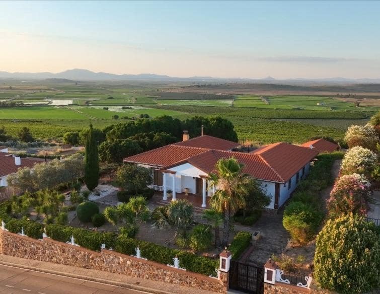 3 bedroom Villa for sale in Don Benito with pool garage - € 450,000 (Ref: 10166848)
