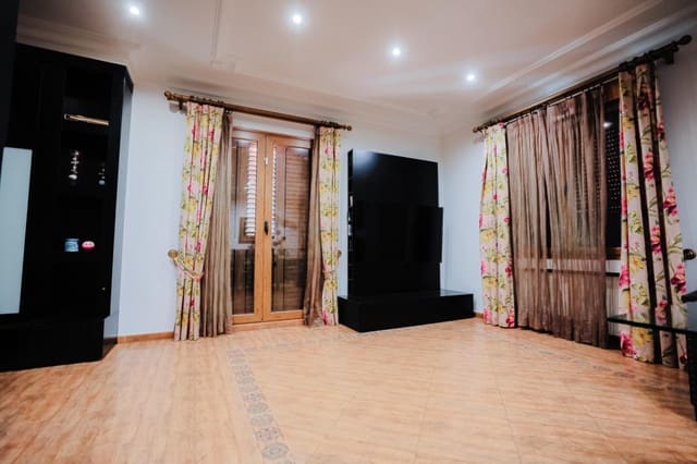 Chalet de 3 habitaciones en Don Benito en venta con piscina garaje - 450.000 € (Ref: 10166848)