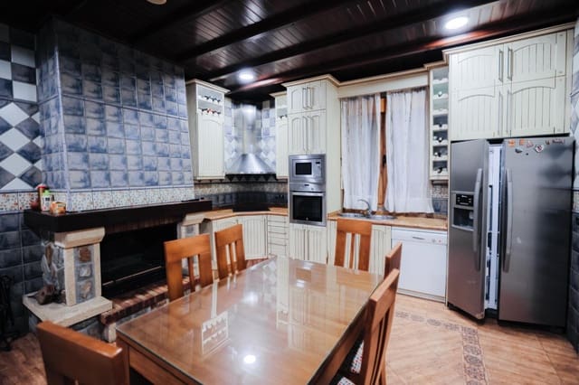 Chalet de 3 habitaciones en Don Benito en venta con piscina garaje - 450.000 € (Ref: 10166848)