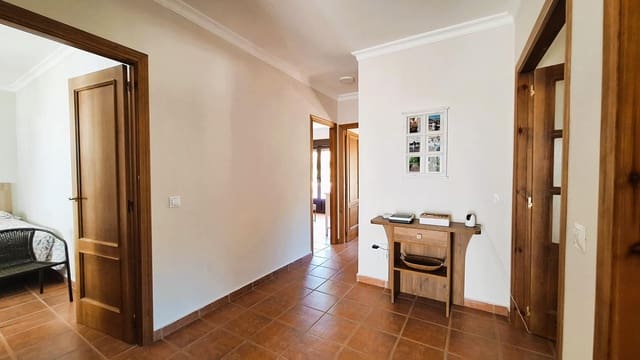 5 bedroom Villa for sale in Júzcar with garage - € 385,000 (Ref: 10177387)