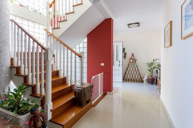 4 bedroom Villa for sale in Arinaga, Agüimes with garage - € 475,000 (Ref: 9119162)