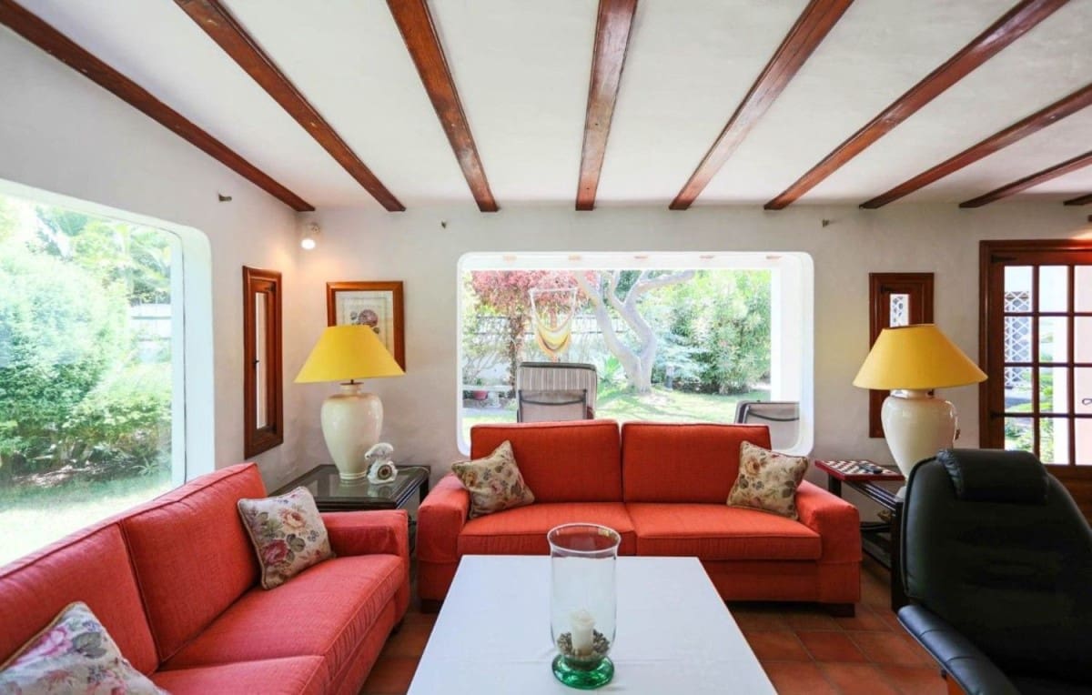 4 bedroom Villa for sale in Santa Brigida with garage - € 945,000 (Ref: 9119164)