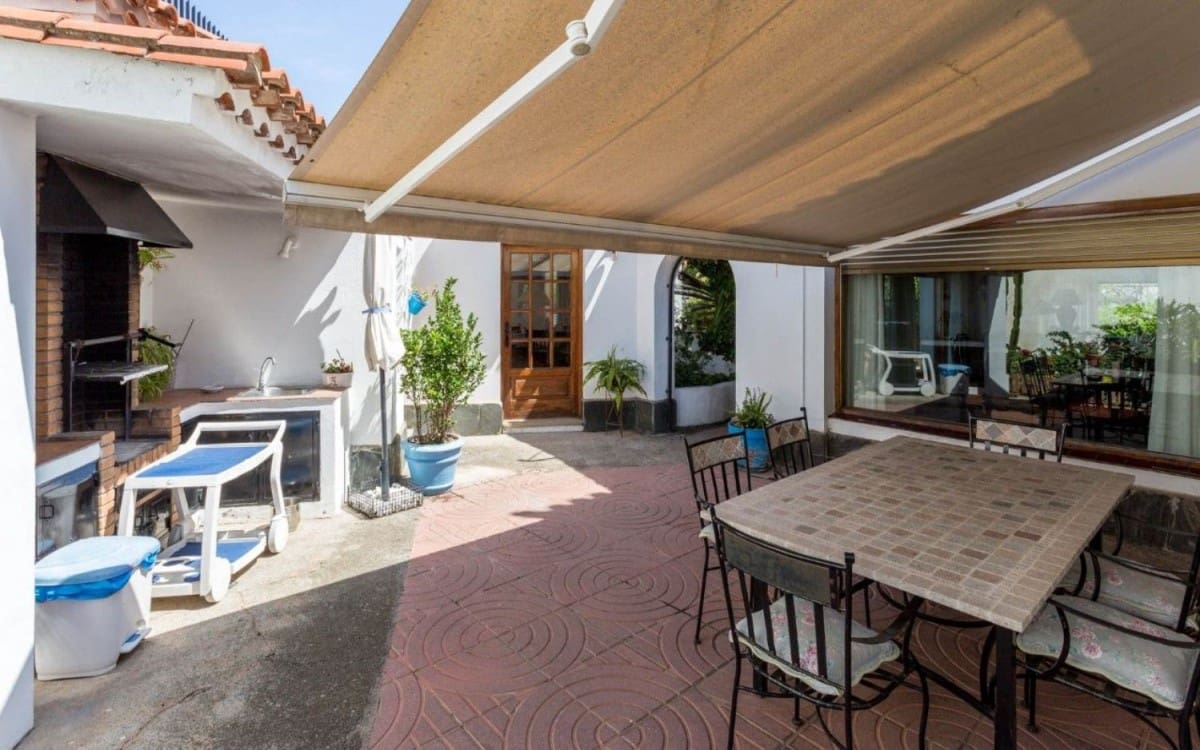 4 bedroom Villa for sale in Santa Brigida with garage - € 945,000 (Ref: 9119164)