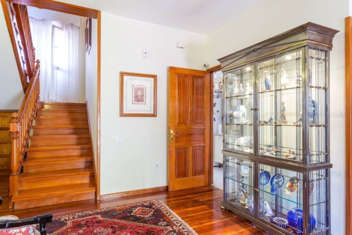 4 bedroom Villa for sale in Santa Brigida with garage - € 945,000 (Ref: 9119164)