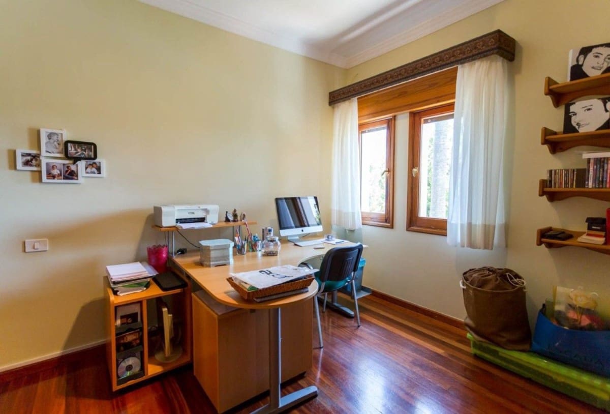 4 bedroom Villa for sale in Santa Brigida with garage - € 945,000 (Ref: 9119164)