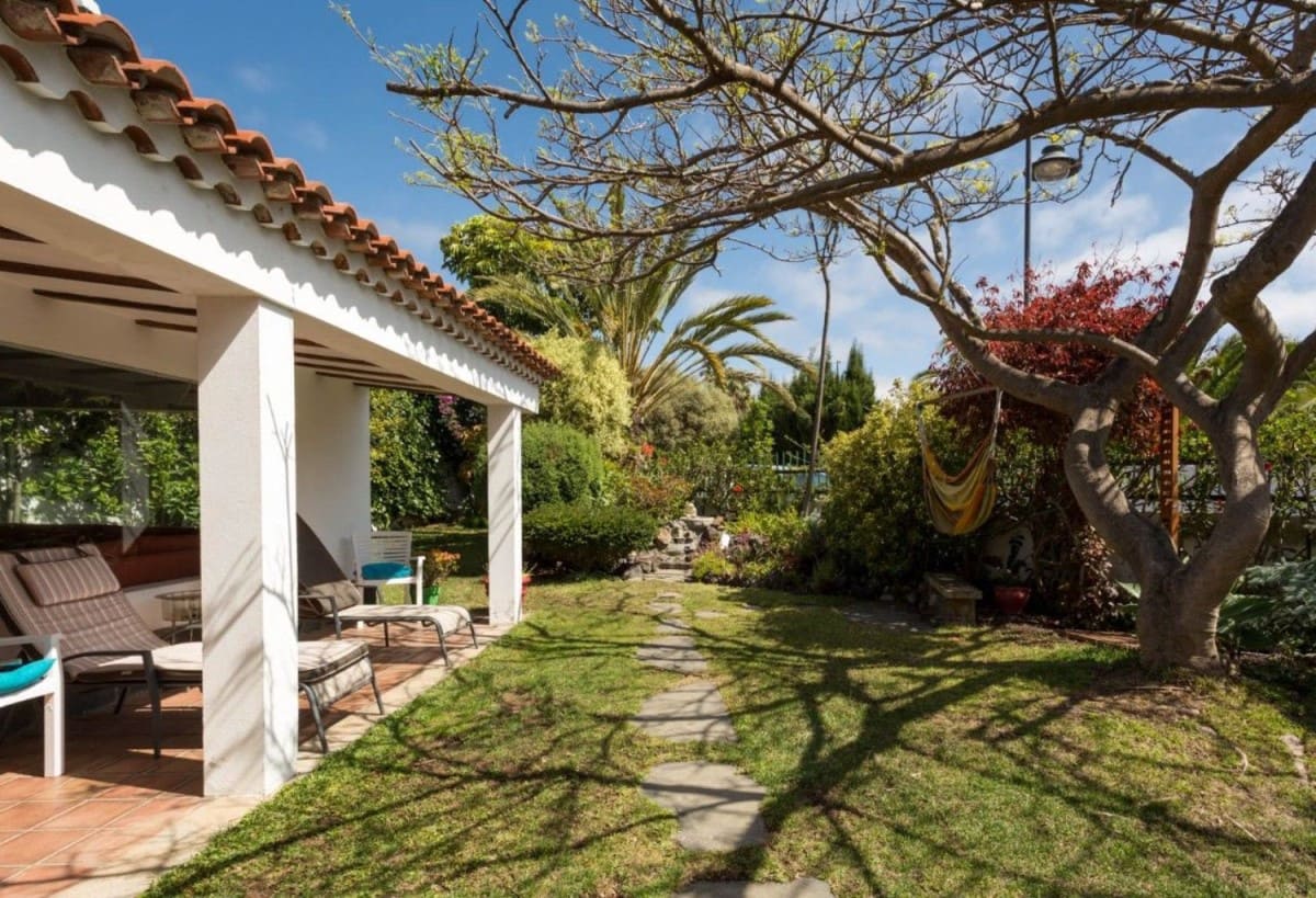 4 bedroom Villa for sale in Santa Brigida with garage - € 945,000 (Ref: 9119164)