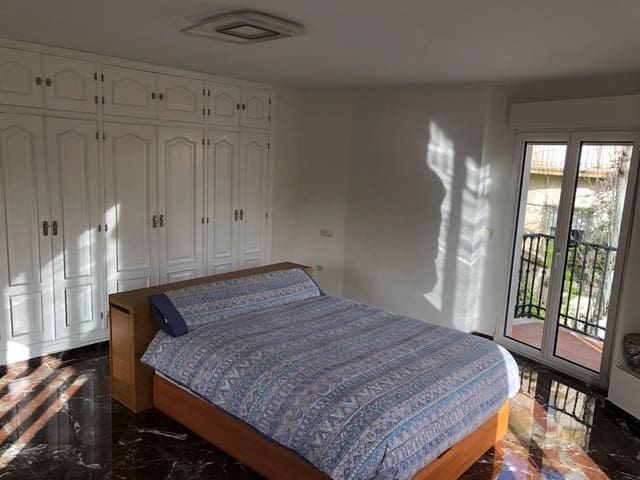 5 bedroom Townhouse for sale in Jaén city with garage - € 520,000 (Ref: 9119232)