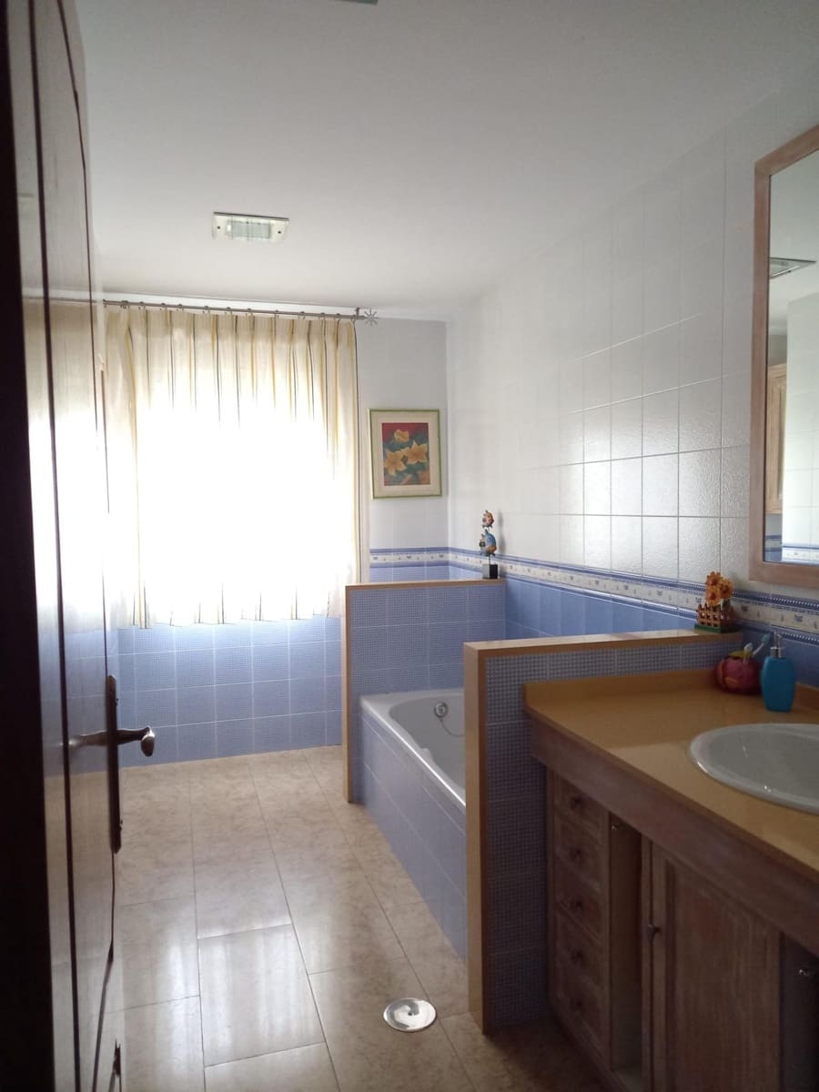 7 soveværelse Rækkehus til salg i Jaen by med garage - € 440.000 (Ref: 9119233)