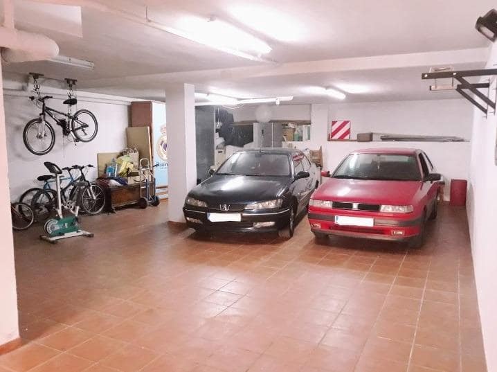 7 soveværelse Rækkehus til salg i Jaen by med garage - € 440.000 (Ref: 9119233)