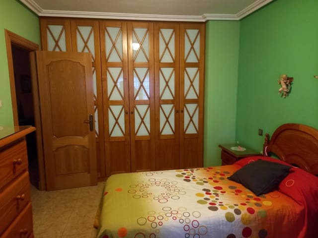 7 slaapkamer Rijtjeshuis te koop in Jaén stad met garage - € 440.000 (Ref: 9119233)