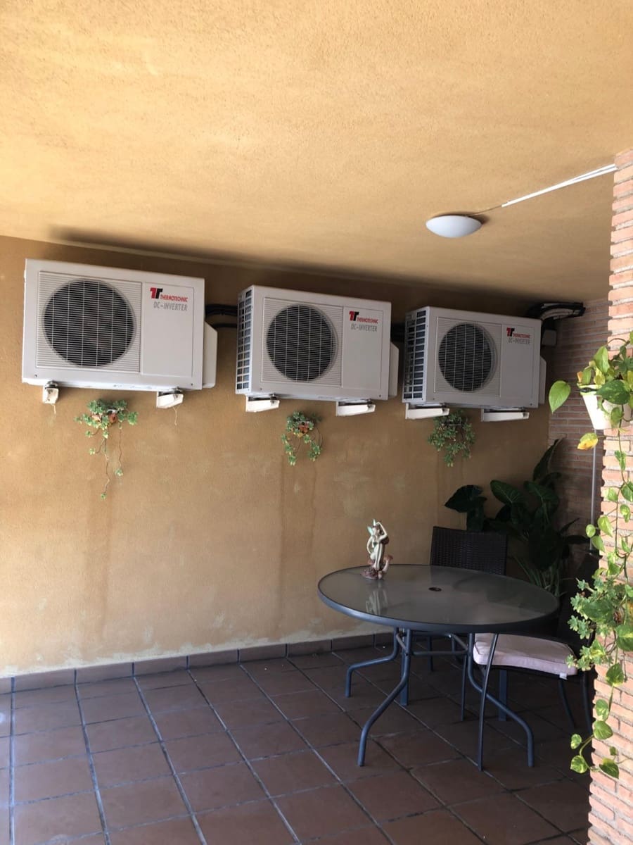 8 soveværelse Rækkehus til salg i Jaen by med swimmingpool garage - € 325.000 (Ref: 9119236)