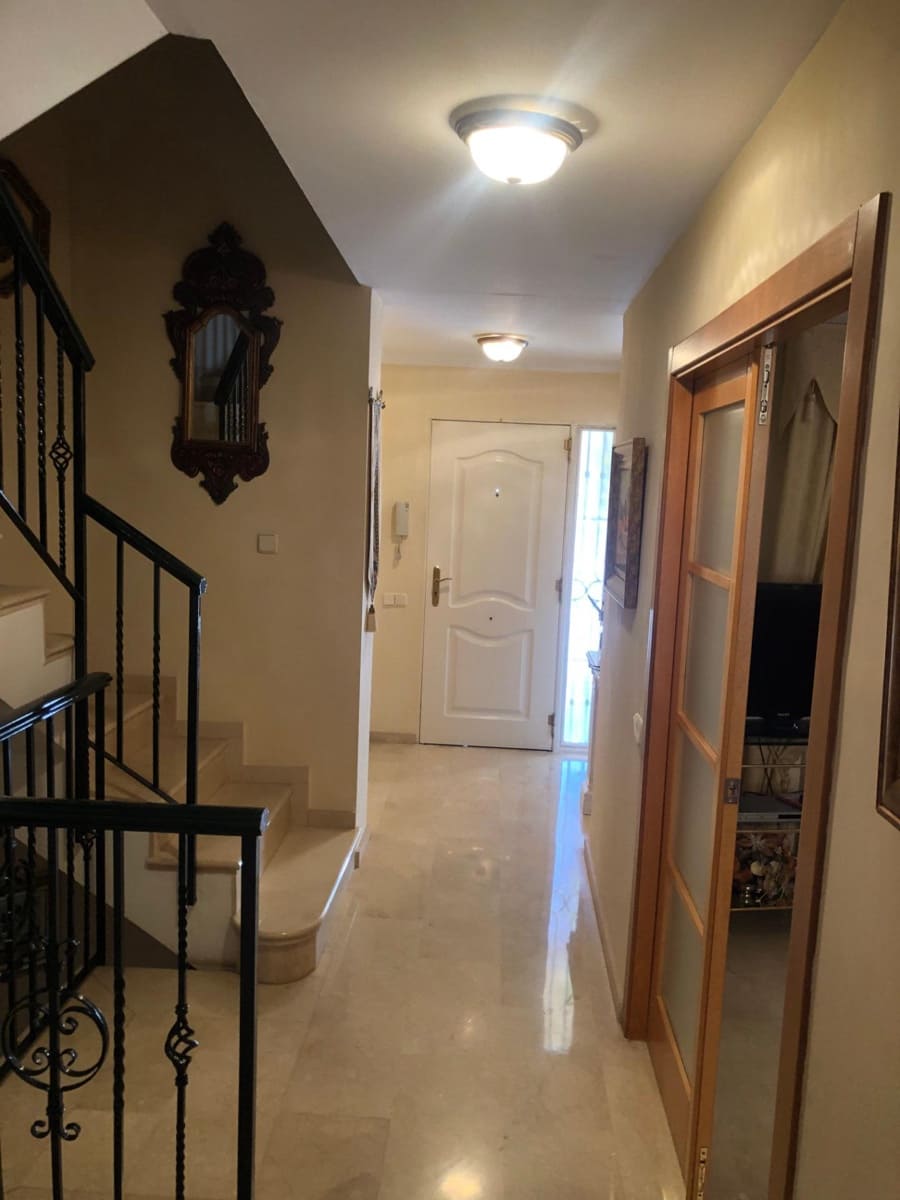 8 soveværelse Rækkehus til salg i Jaen by med swimmingpool garage - € 325.000 (Ref: 9119236)