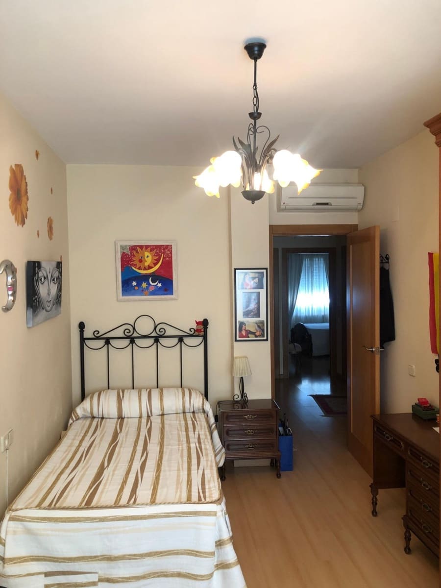 8 soveværelse Rækkehus til salg i Jaen by med swimmingpool garage - € 325.000 (Ref: 9119236)