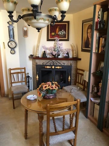 8 chambre Villa/Maison Mitoyenne à vendre à Jaén ville avec piscine garage - 325 000 € (Ref: 9119236)