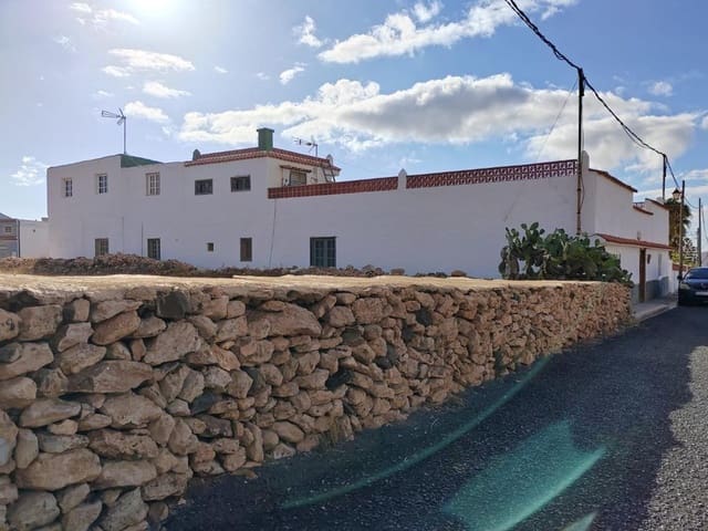 6 bedroom Finca/Country House for sale in Tuineje with garage - € 422,000 (Ref: 9119243)