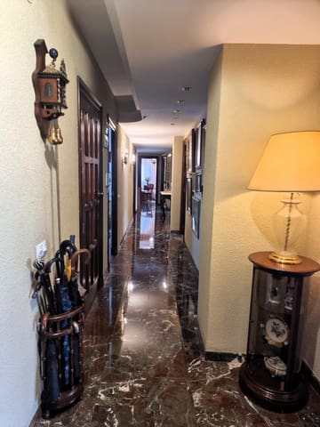 4 bedroom Flat for sale in Jaén city with garage - € 310,000 (Ref: 9119255)