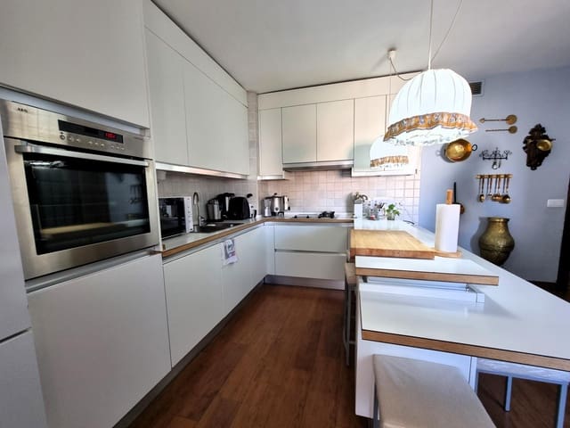 4 bedroom Flat for sale in Jaén city with garage - € 310,000 (Ref: 9119255)