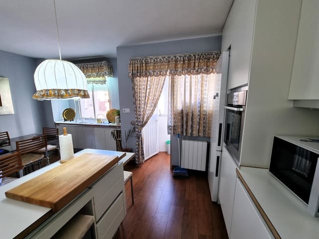 4 bedroom Flat for sale in Jaén city with garage - € 310,000 (Ref: 9119255)