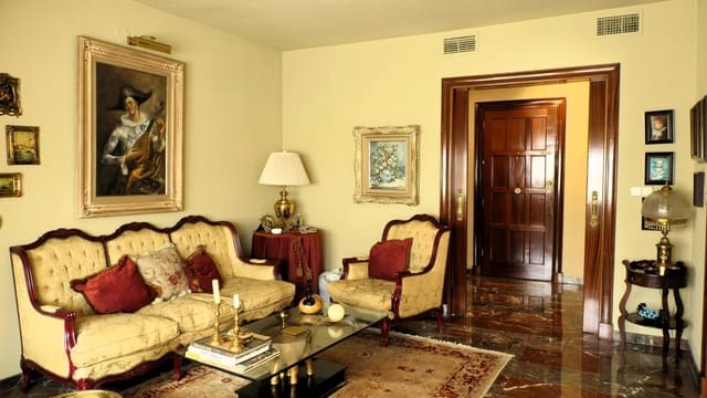 4 bedroom Flat for sale in Jaén city with garage - € 310,000 (Ref: 9119255)