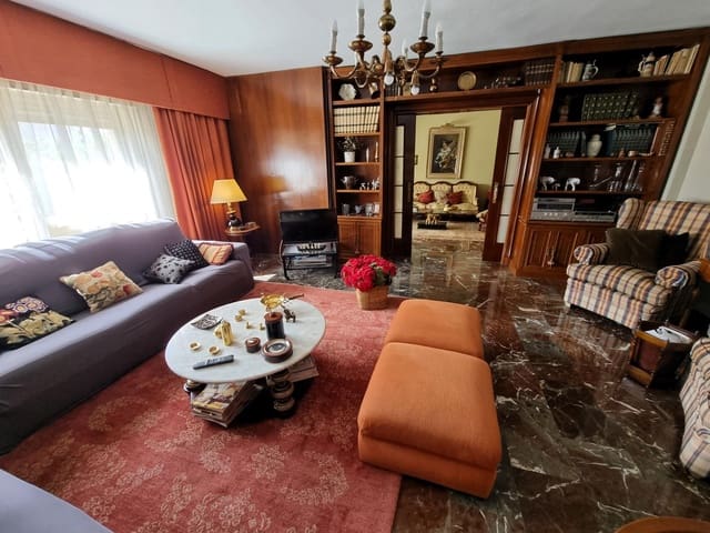 4 bedroom Flat for sale in Jaén city with garage - € 310,000 (Ref: 9119255)