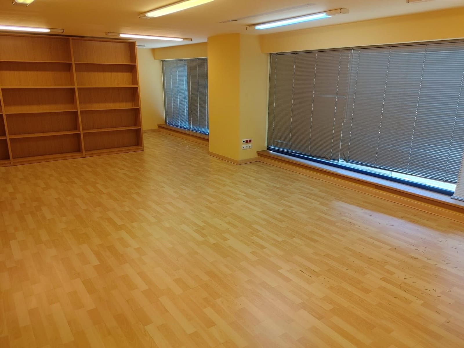 Kommersiell till salu i A Coruna stad - 650 000 € (Ref: 9119285)