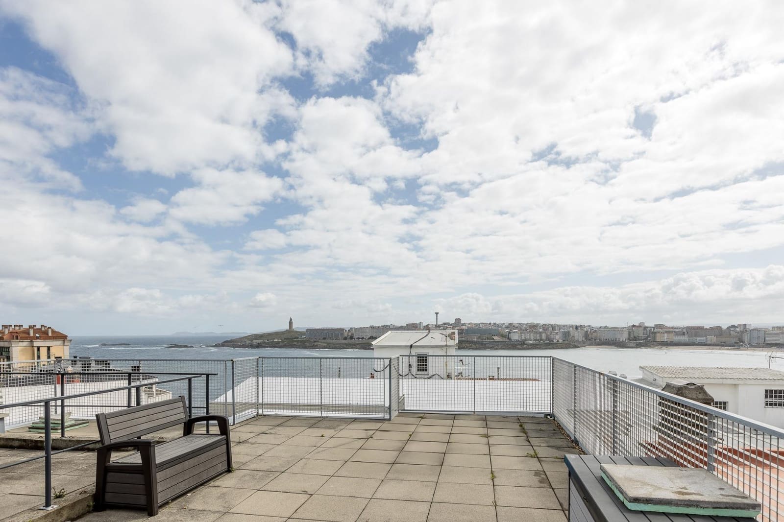 2 soveværelse Penthouse til salg i A Coruna by med garage - € 900.000 (Ref: 9119293)