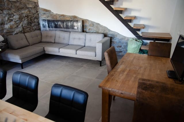 8 bedroom Semi-detached Villa for sale in Vigo - € 400,000 (Ref: 9119311)