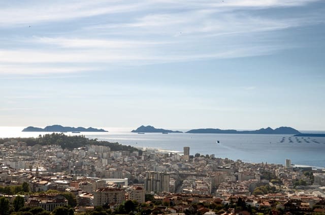 8 soveværelse Semi-Rækkehus til salg i Vigo - € 400.000 (Ref: 9119311)