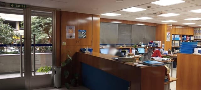 Kommersiell til salgs i La Coruña by - € 450 000 (Ref: 9119332)