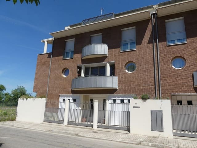 Rækkehus til salg i Huesca by med garage - € 650.000 (Ref: 9119344)