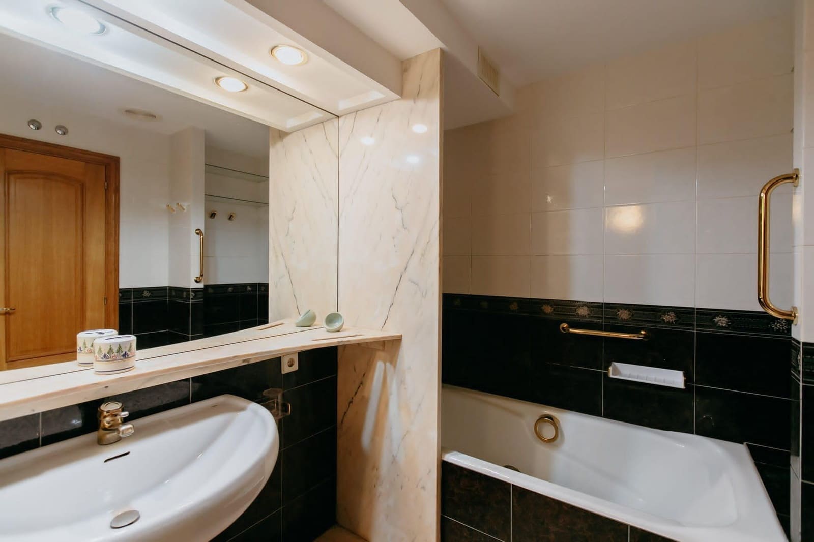 Rivitalo myytävänä paikassa Huesca kaupunki mukana 
autotalli - 650 000 € (Ref: 9119344)