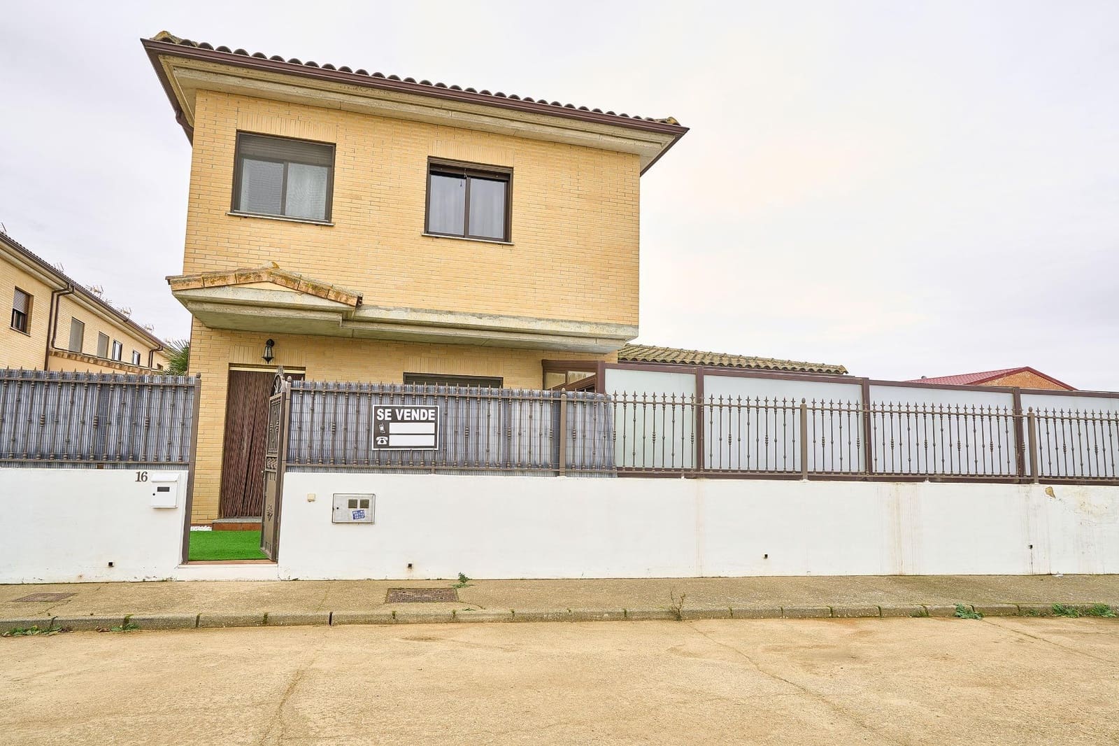 4 soveværelse Villa til salg i Fuentesauco med swimmingpool garage - € 183.900 (Ref: 9119356)