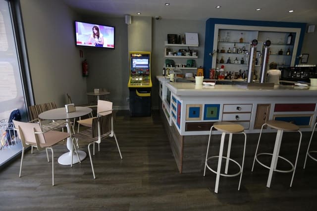 Erhverv til salg i O Carballiño - € 470.000 (Ref: 9119365)