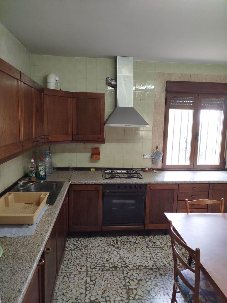 8 soveværelse Finca/Landehus til salg i Jaen by med swimmingpool garage - € 325.000 (Ref: 9119378)