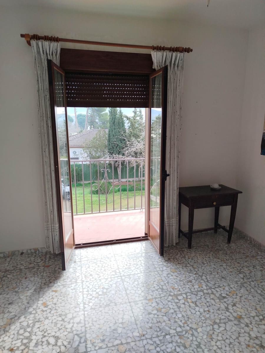 8 soveværelse Finca/Landehus til salg i Jaen by med swimmingpool garage - € 325.000 (Ref: 9119378)