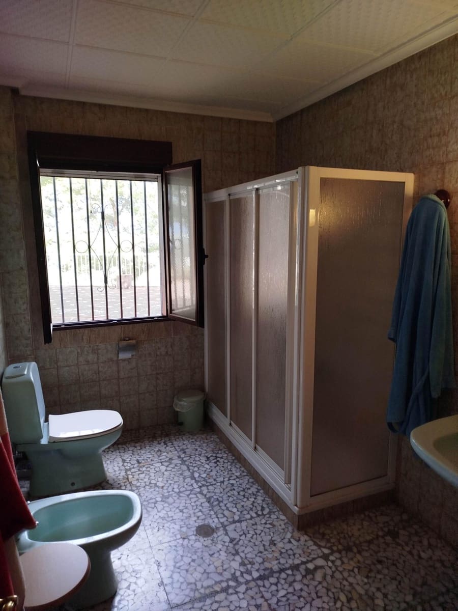 8 soveværelse Finca/Landehus til salg i Jaen by med swimmingpool garage - € 325.000 (Ref: 9119378)