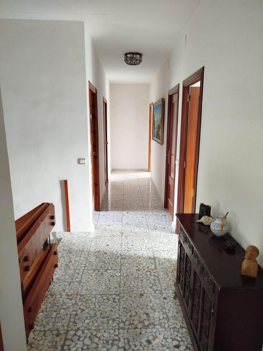 8 soveværelse Finca/Landehus til salg i Jaen by med swimmingpool garage - € 325.000 (Ref: 9119378)