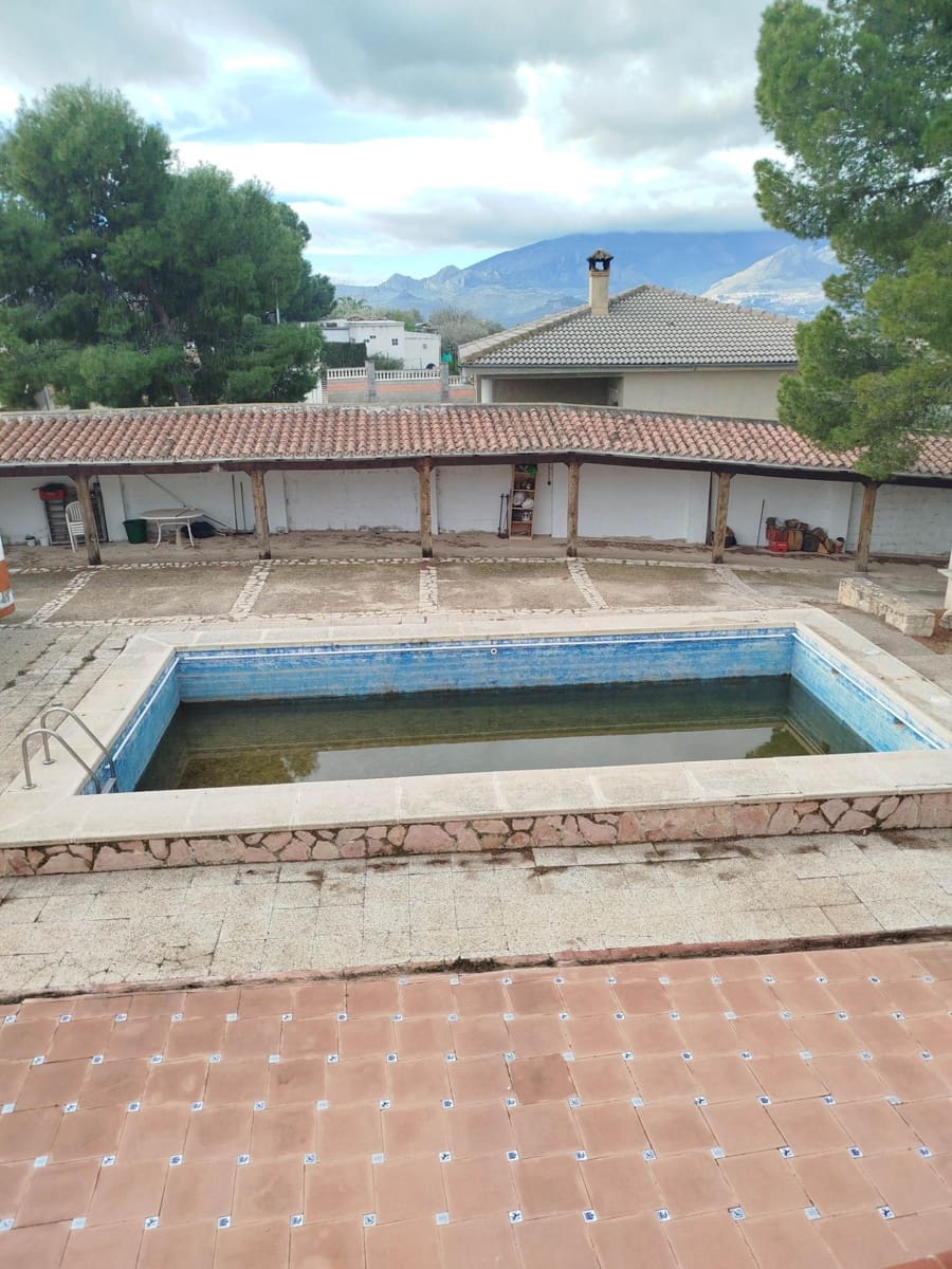 8 soveværelse Finca/Landehus til salg i Jaen by med swimmingpool garage - € 325.000 (Ref: 9119378)