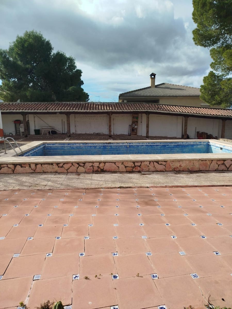 8 soveværelse Finca/Landehus til salg i Jaen by med swimmingpool garage - € 325.000 (Ref: 9119378)