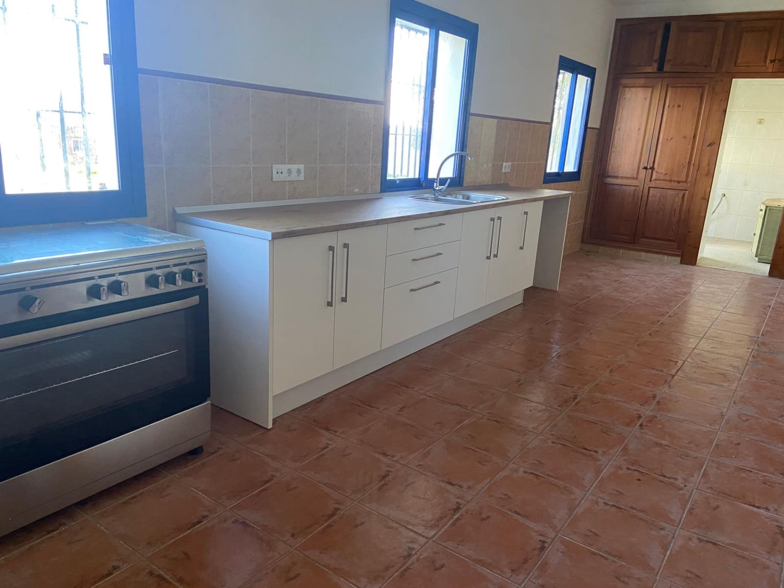 8 bedroom Villa for sale in El Puerto de Santa Maria - € 600,000 (Ref: 9119389)