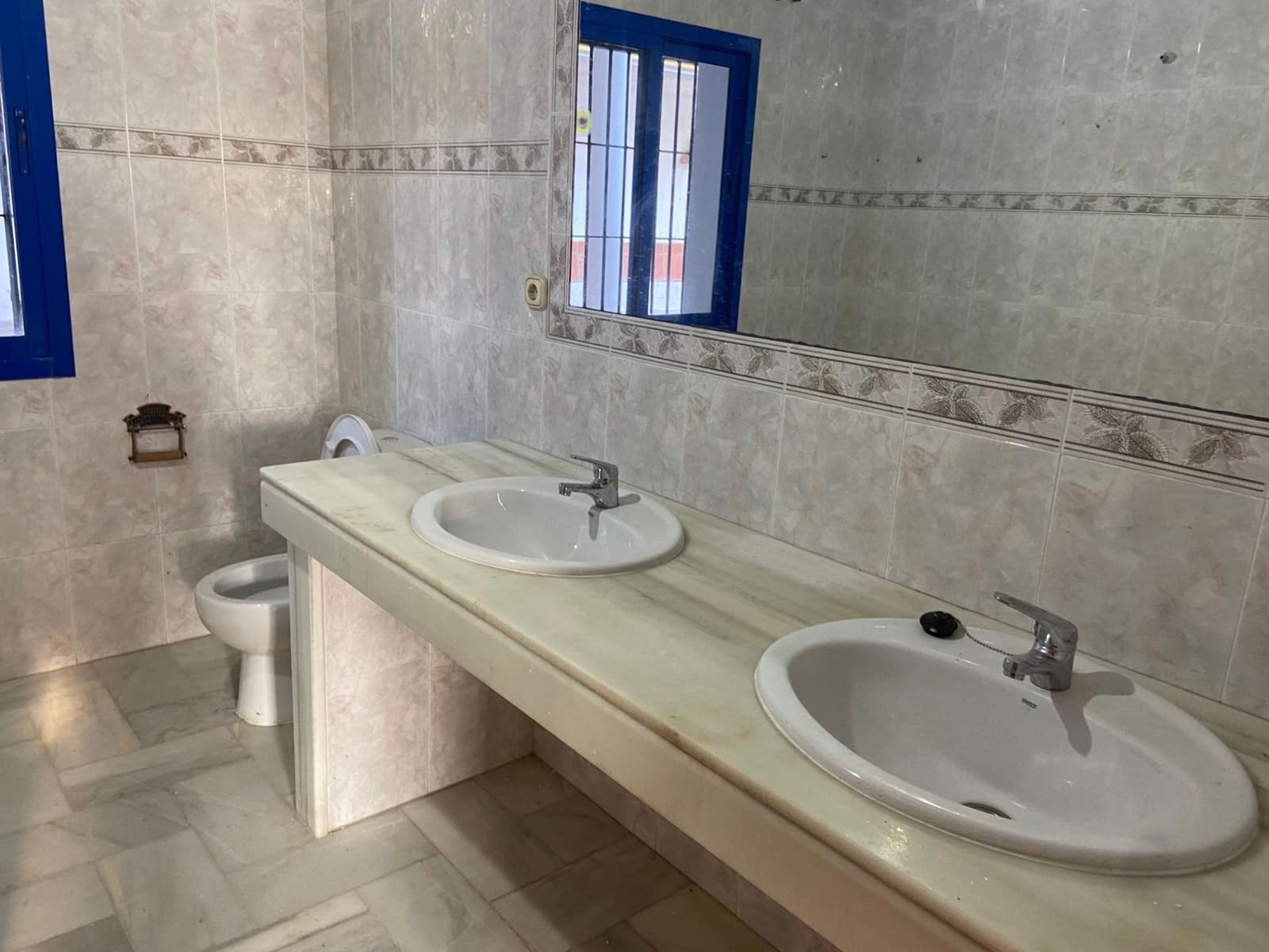 8 bedroom Villa for sale in El Puerto de Santa Maria - € 600,000 (Ref: 9119389)